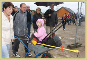 Kind und Rasenmäher auf der Zielgeraden